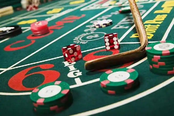 Antarmuka aplikasi mobile gbo138 menampilkan menu utama dengan akses ke Liga 1, slot Aviator, dan dealer langsung